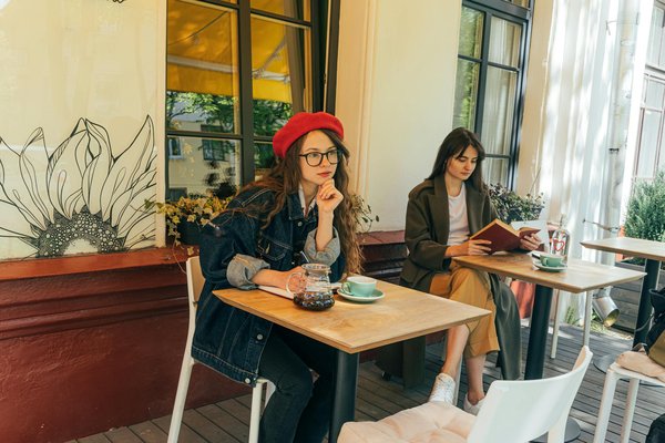 What are the essential steps for baking a flawless Bakewell tart?